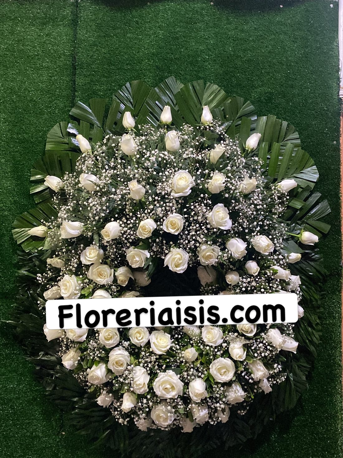 Corona fúnebre de rosas blancas y nube sobre fondo verde