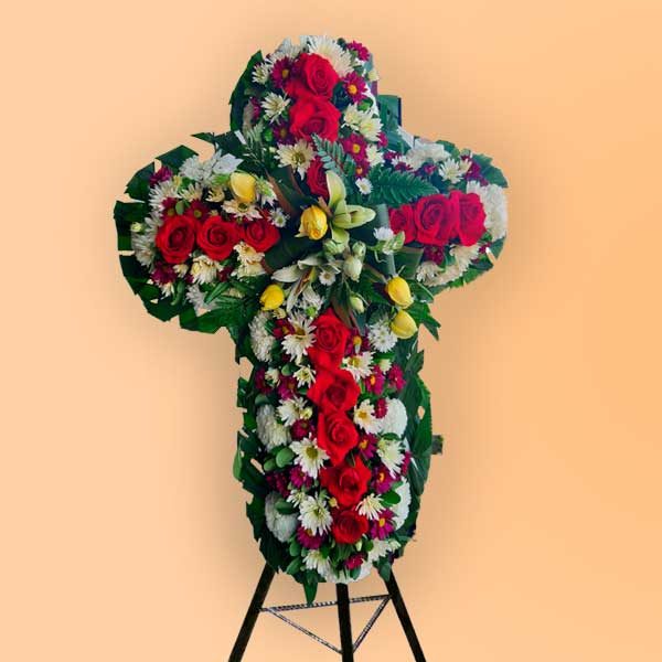 Cruz de flores tricolor, de Florería Isis