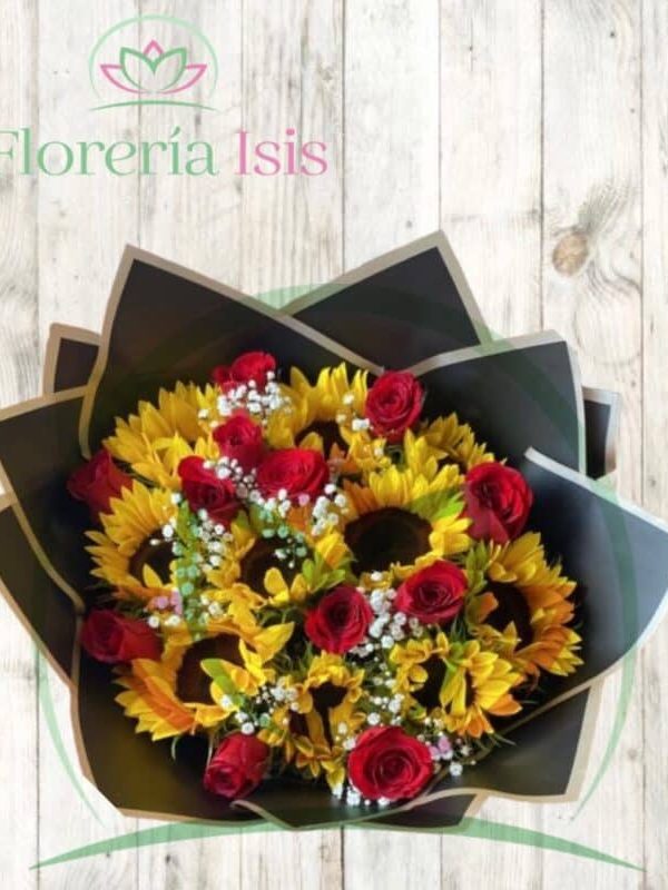 Ramo de girasoles y rosas rojas en papel negro sobre fondo de madera