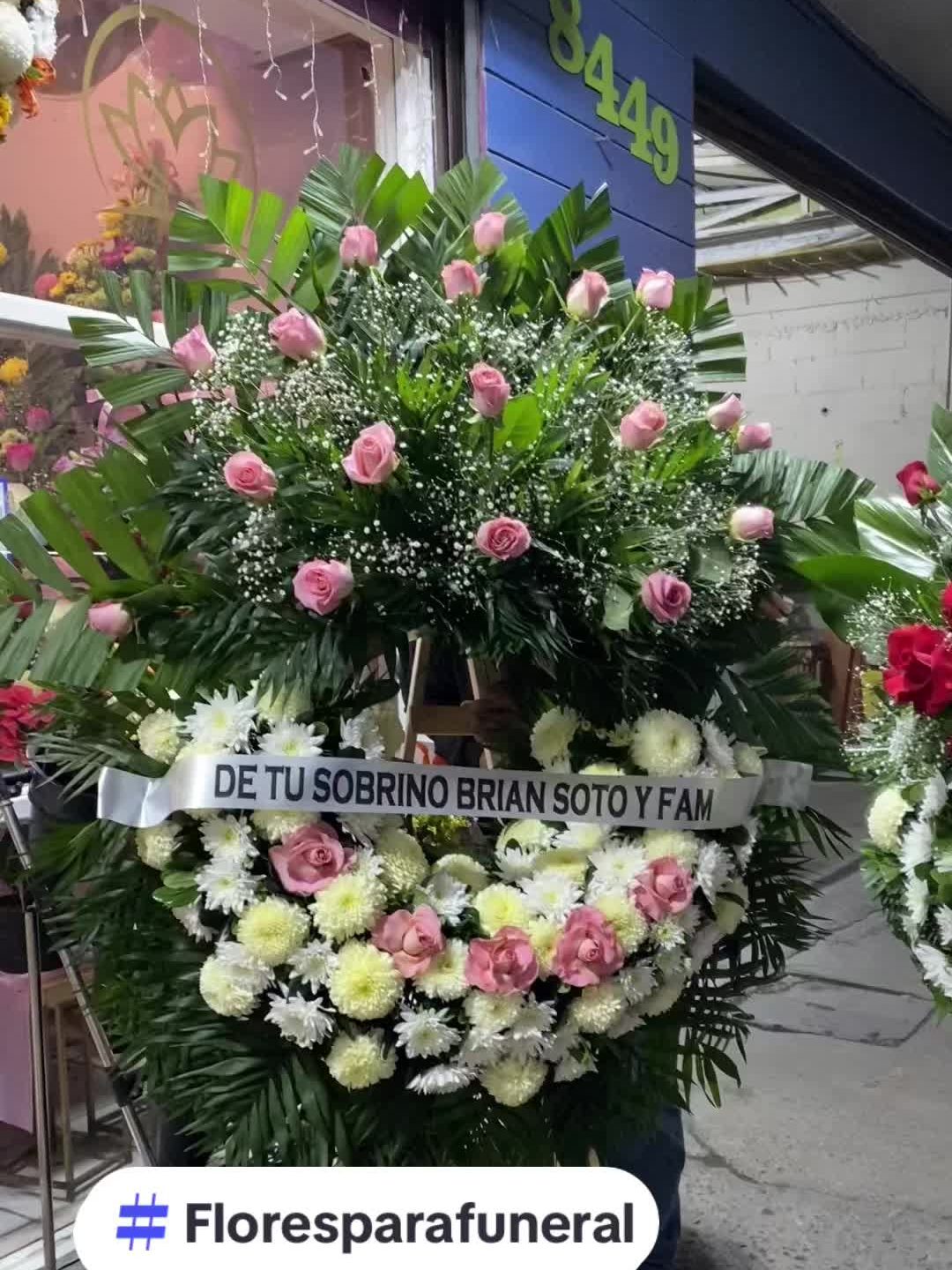 Corona fúnebre con listón blanco impreso sobre tripié