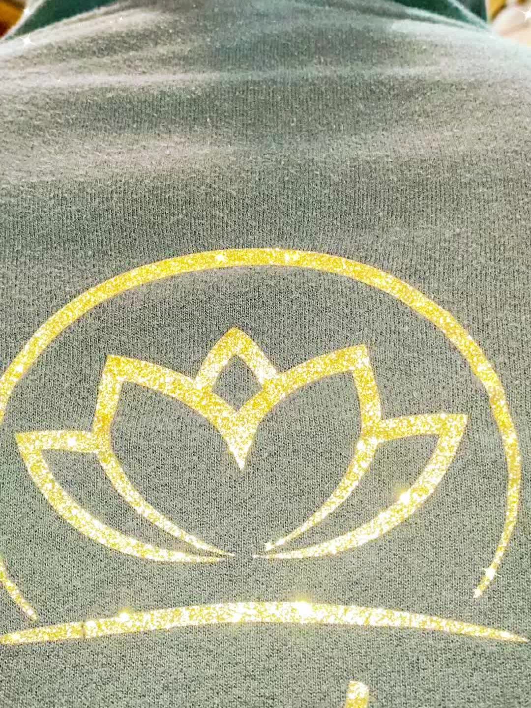 Loto de Florería Isis bordado en dorado sobre una sudadera verde