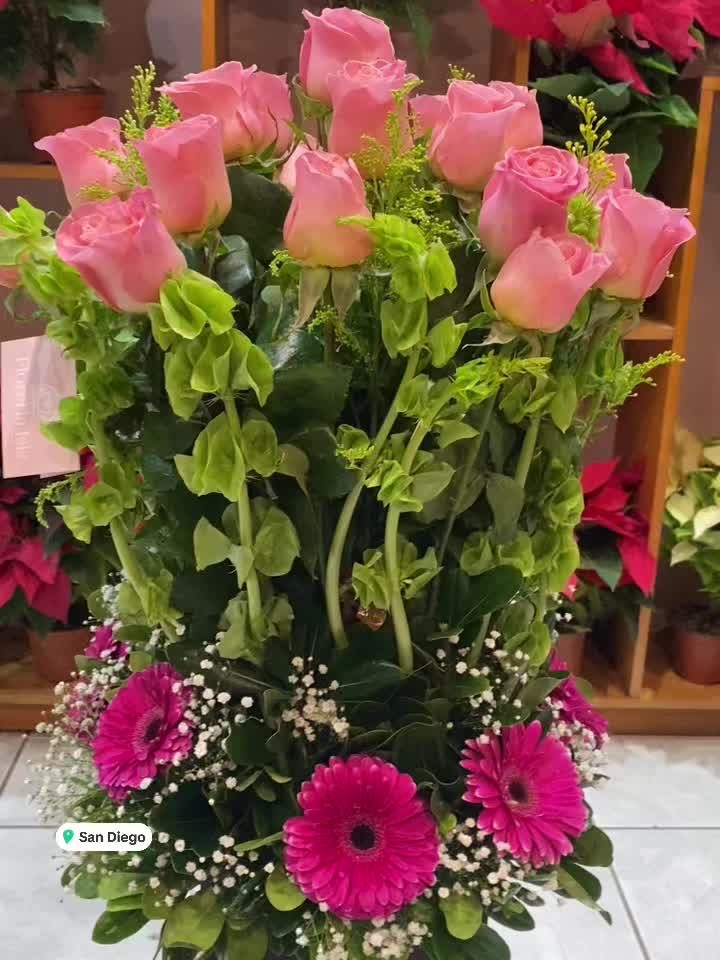 Arreglo de rosas rosa con gerberas fucsia en caja negra