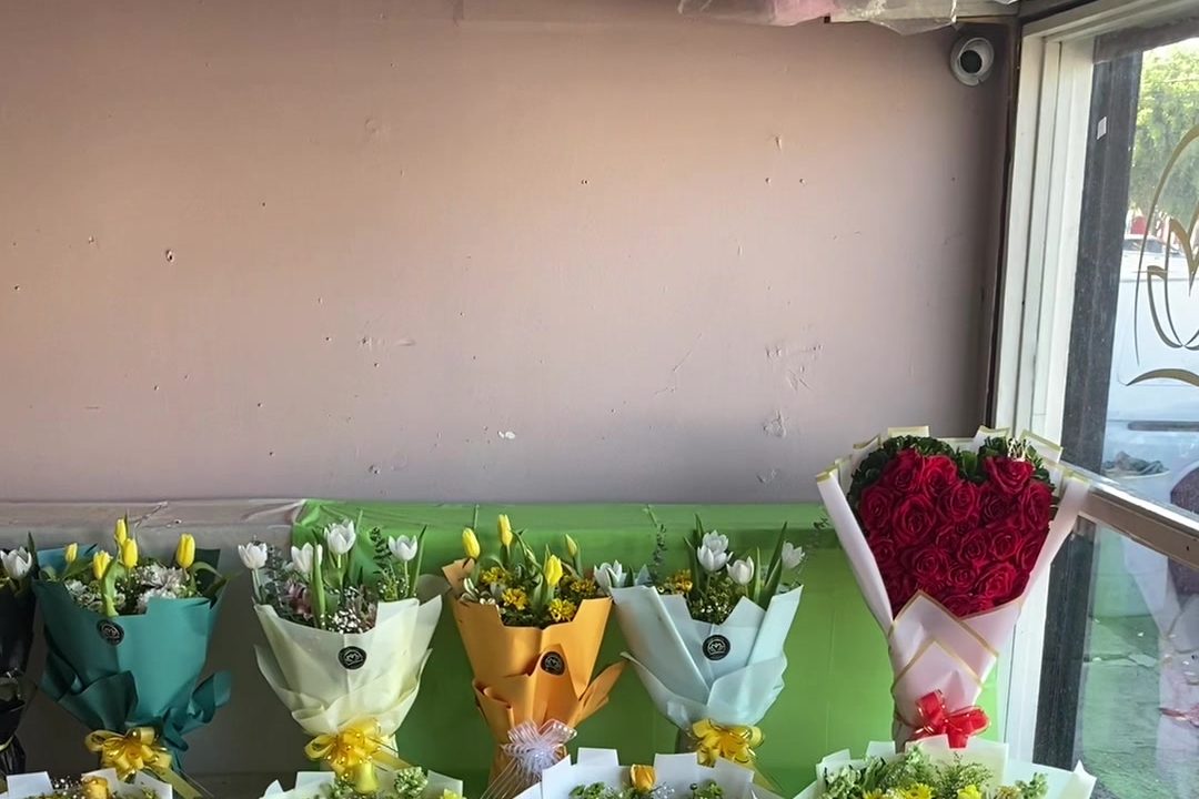 Interior de Florería Isis con ramos de girasoles, rosas y plantas en exhibición